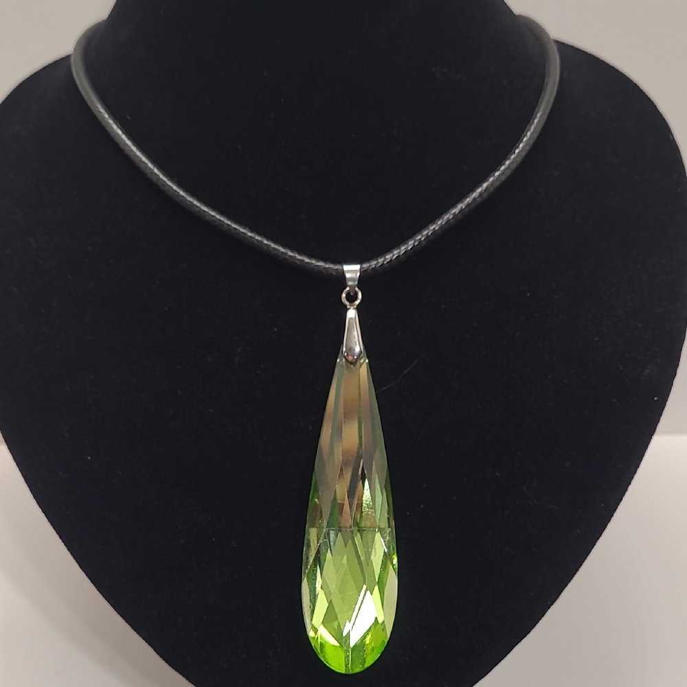 Elegant Green Teardrop Crystal Pendant Necklace
